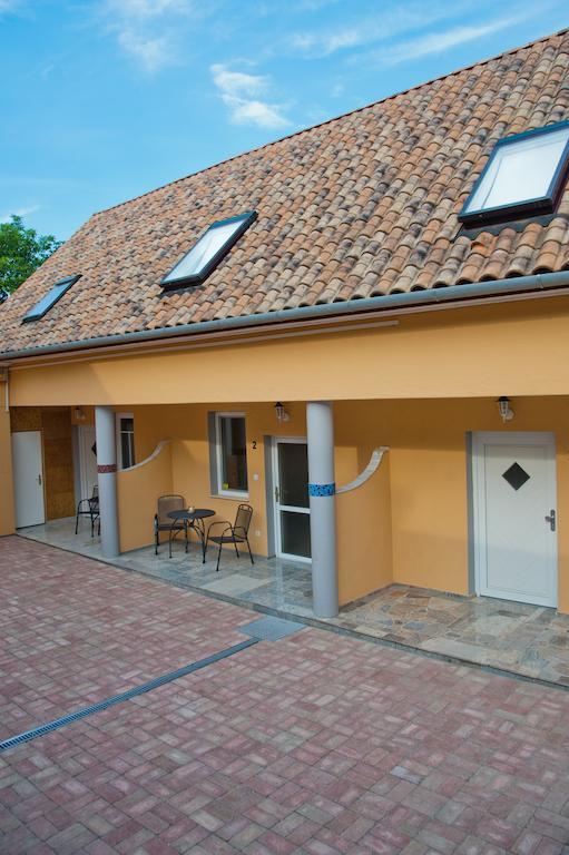 Alt Baden Apartement Dunaszekcső エクステリア 写真
